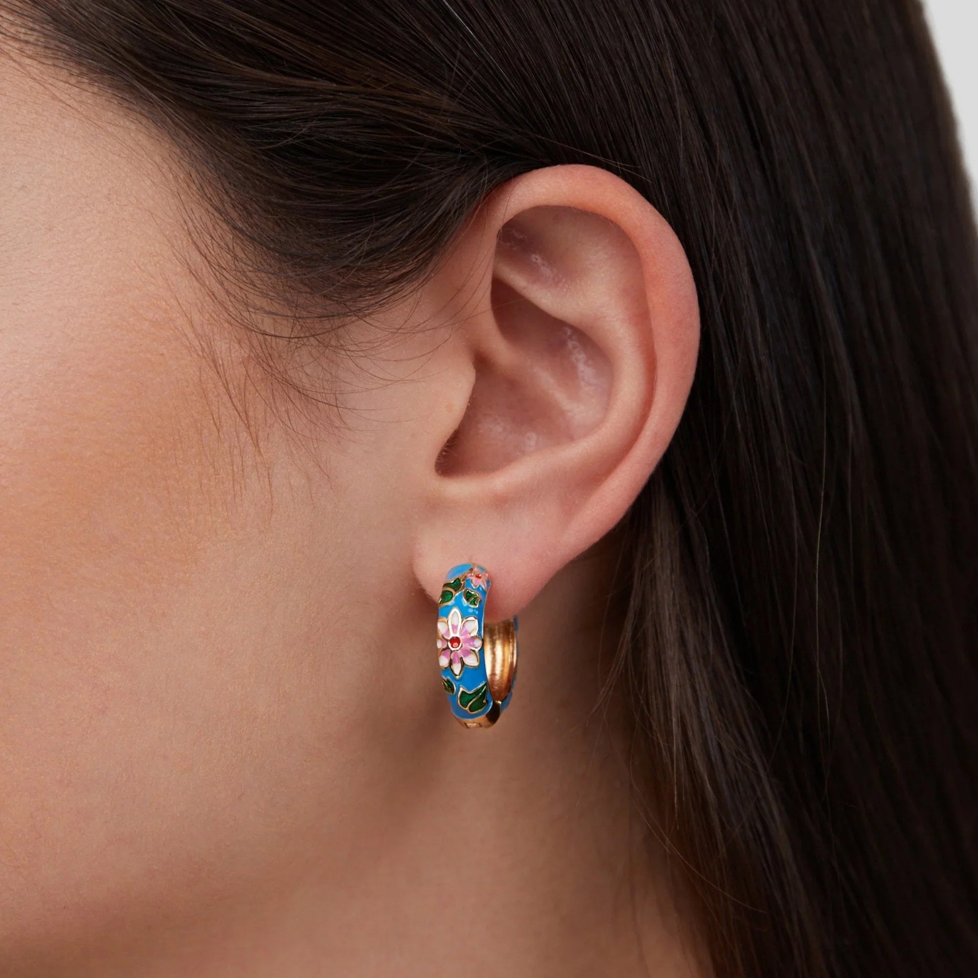 Vioraia Gold Hoop Flower Earrings