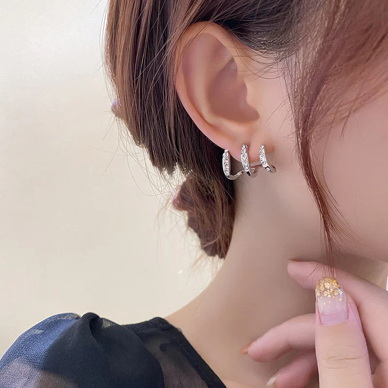 Vioraia Sparkling Three-Claw Earrings