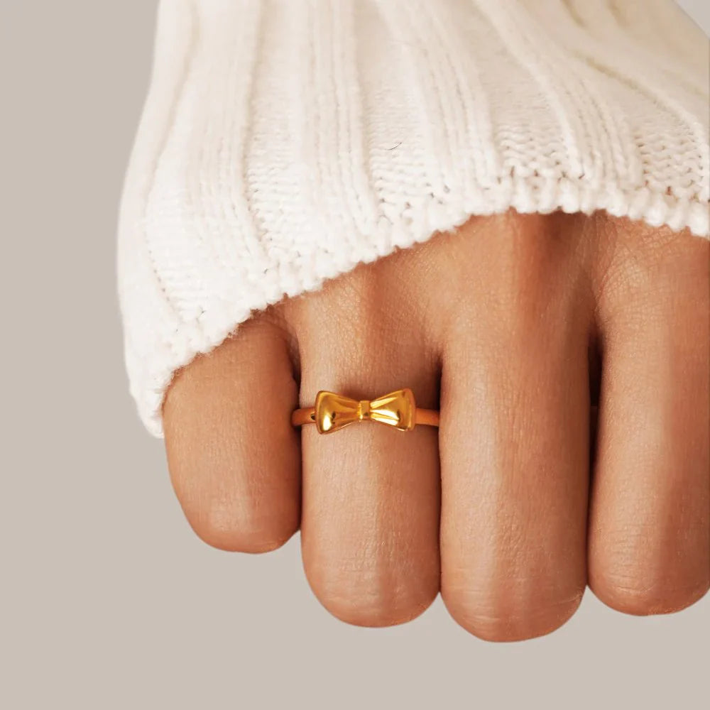 Vioraia Ellie Gold Bow Ring