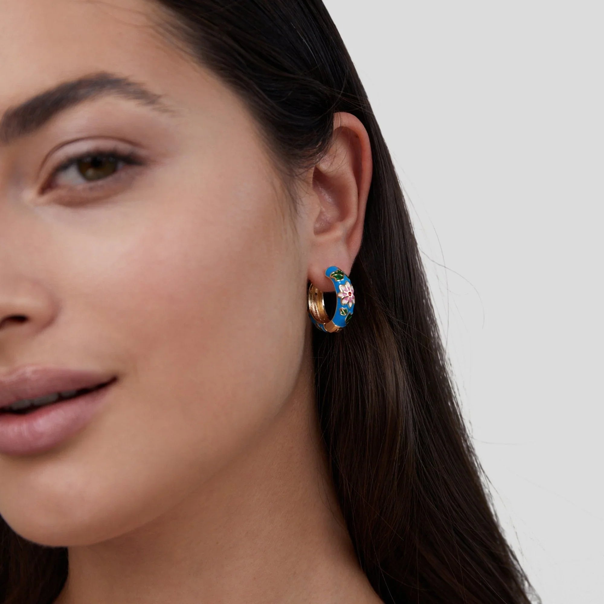 Vioraia Gold Hoop Flower Earrings